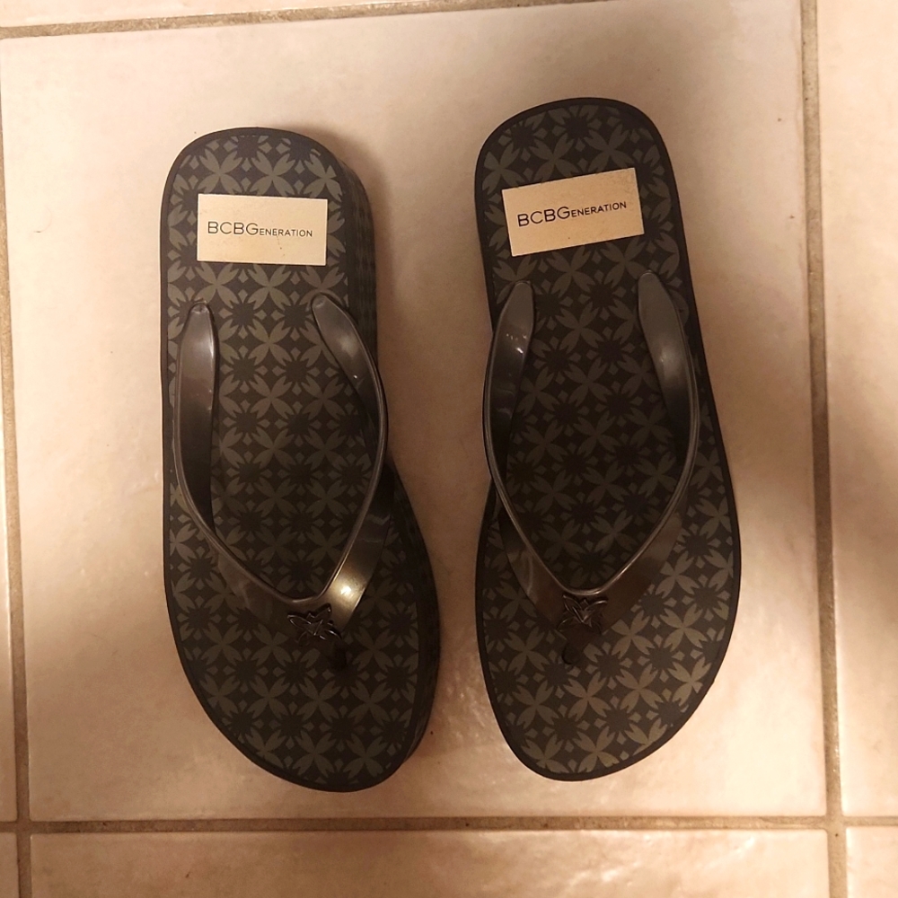 PLATFORM FLIP FLOPS BCBG SIZE 5